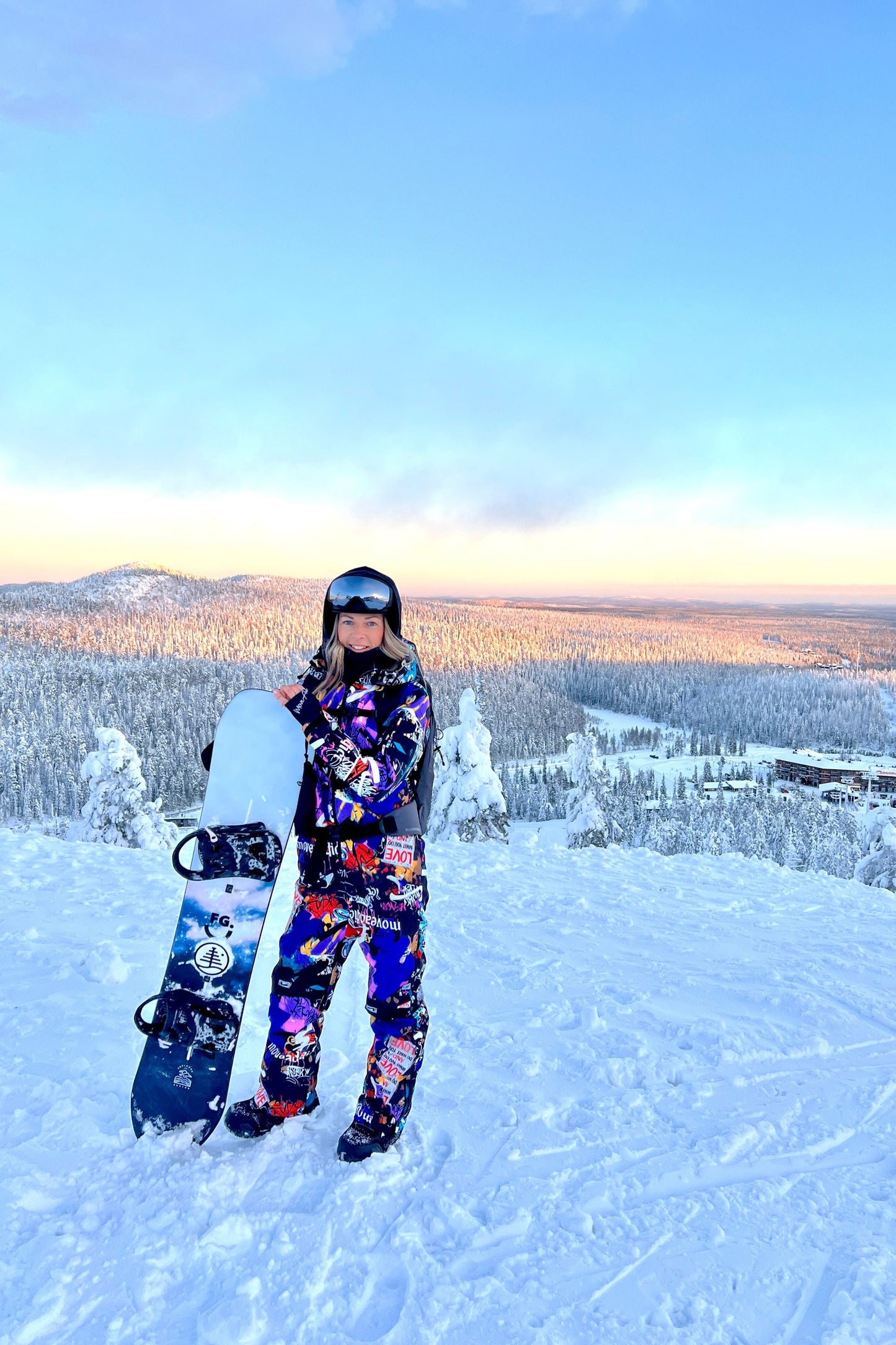 Sieviešu ziemas slēpošanas/snovborda tērps ar krāsainu love & peace apdruku