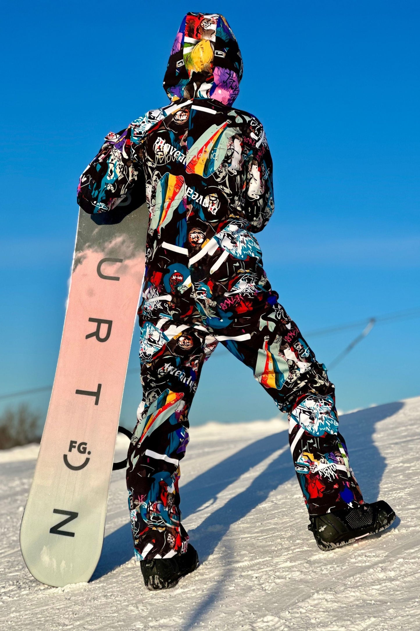Sieviešu ziemas slēpošanas/snovborda tērps ar krāsainu love & peace apdruku