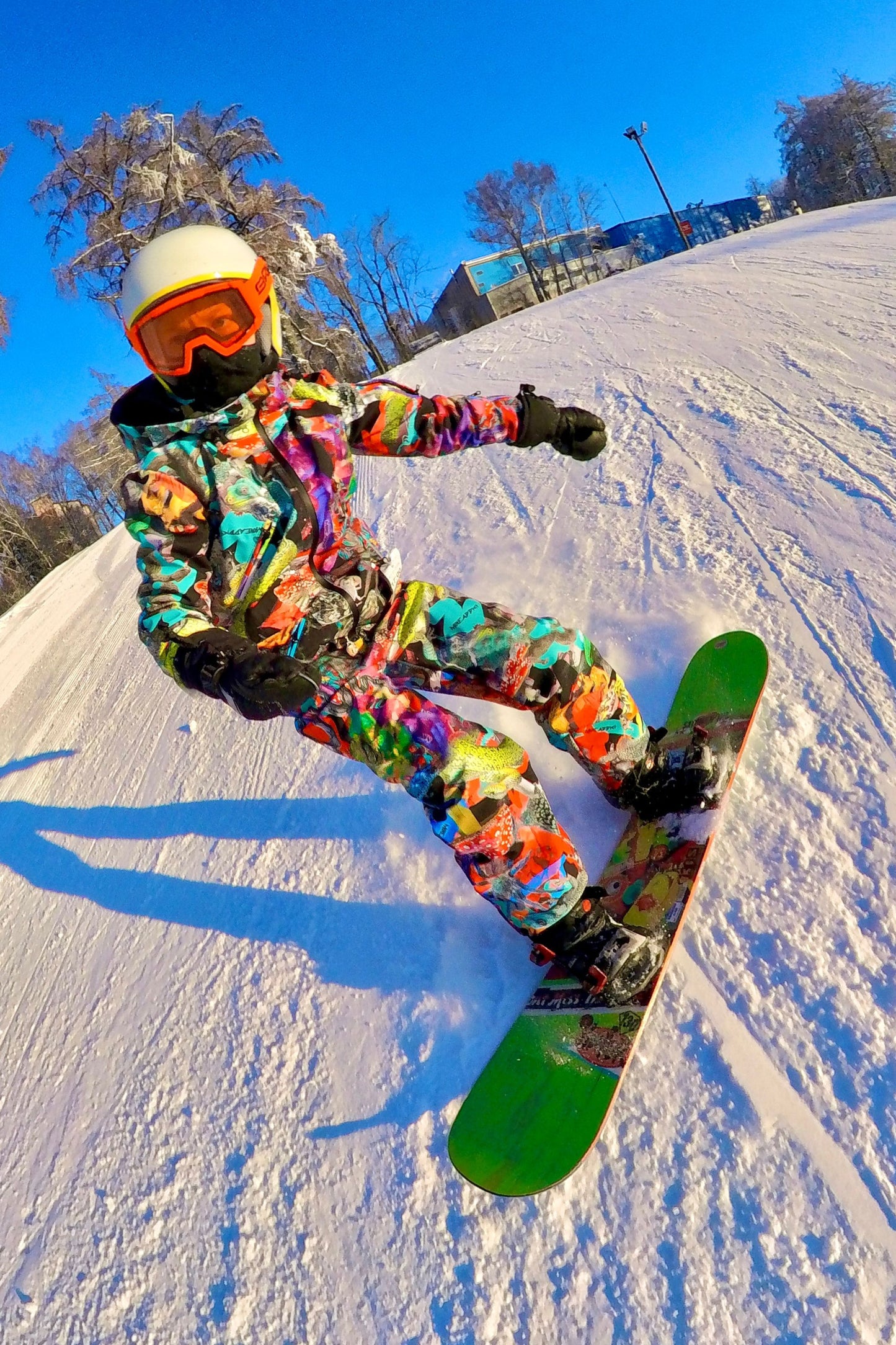 Bērnu ziemas kombinezona noma. Abstrakta apdruka. Piemērots augumam 146 cm.