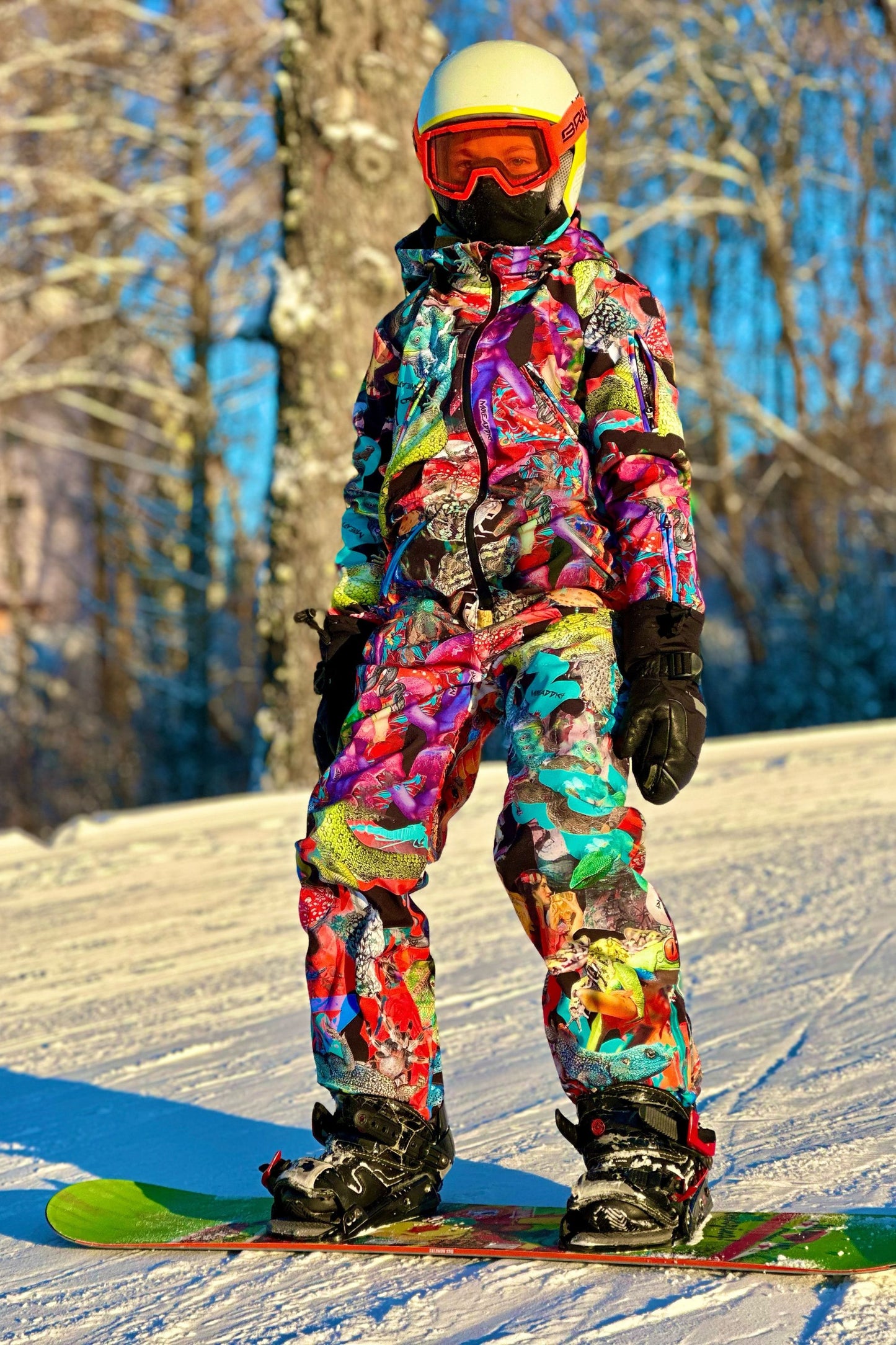 Bērnu ziemas kombinezona noma. Abstrakta apdruka. Piemērots augumam 146 cm.