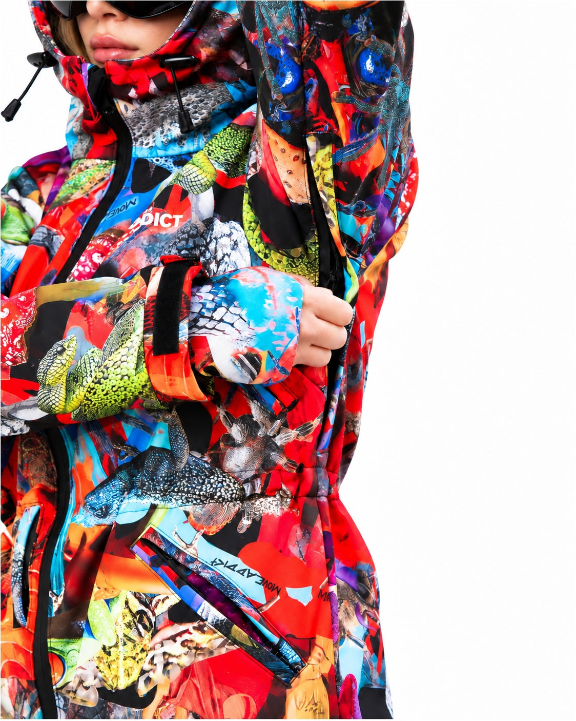 Collar and front zip close-up on MoveAddict Mind Jungle print women's snowsuit