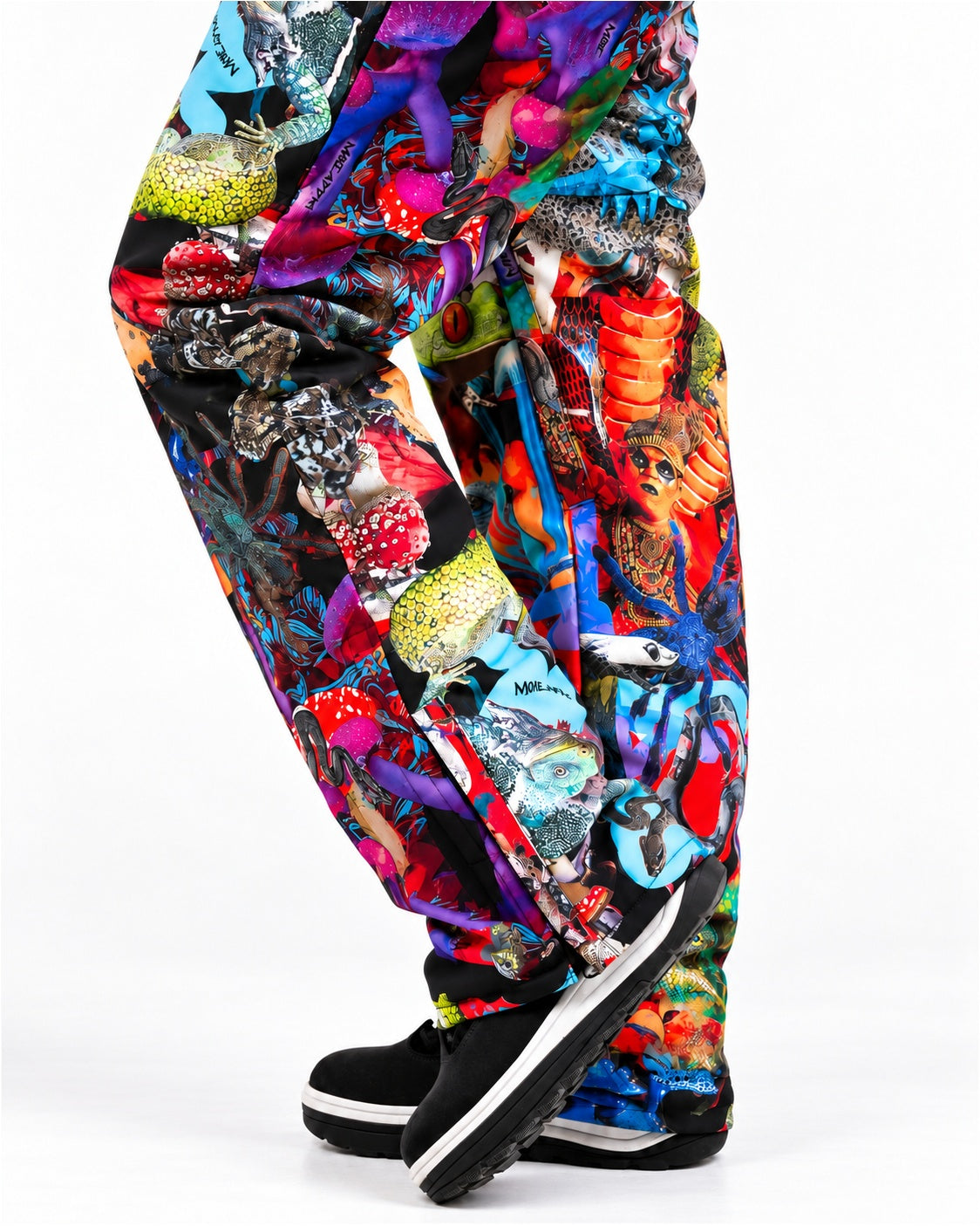 Leg and knee detail of MoveAddict Mind Jungle print women's snowsuit