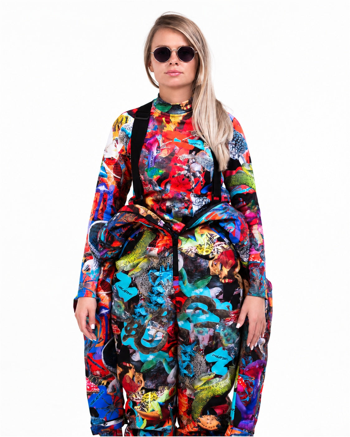 Internal braces let you take the top half down without the suit dropping – MoveAddict Mind Jungle women's snowsuit