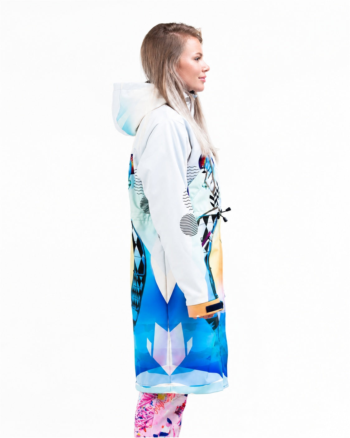 Woman wearing MoveAddict Kite print longline winter parka – side view, photo 2