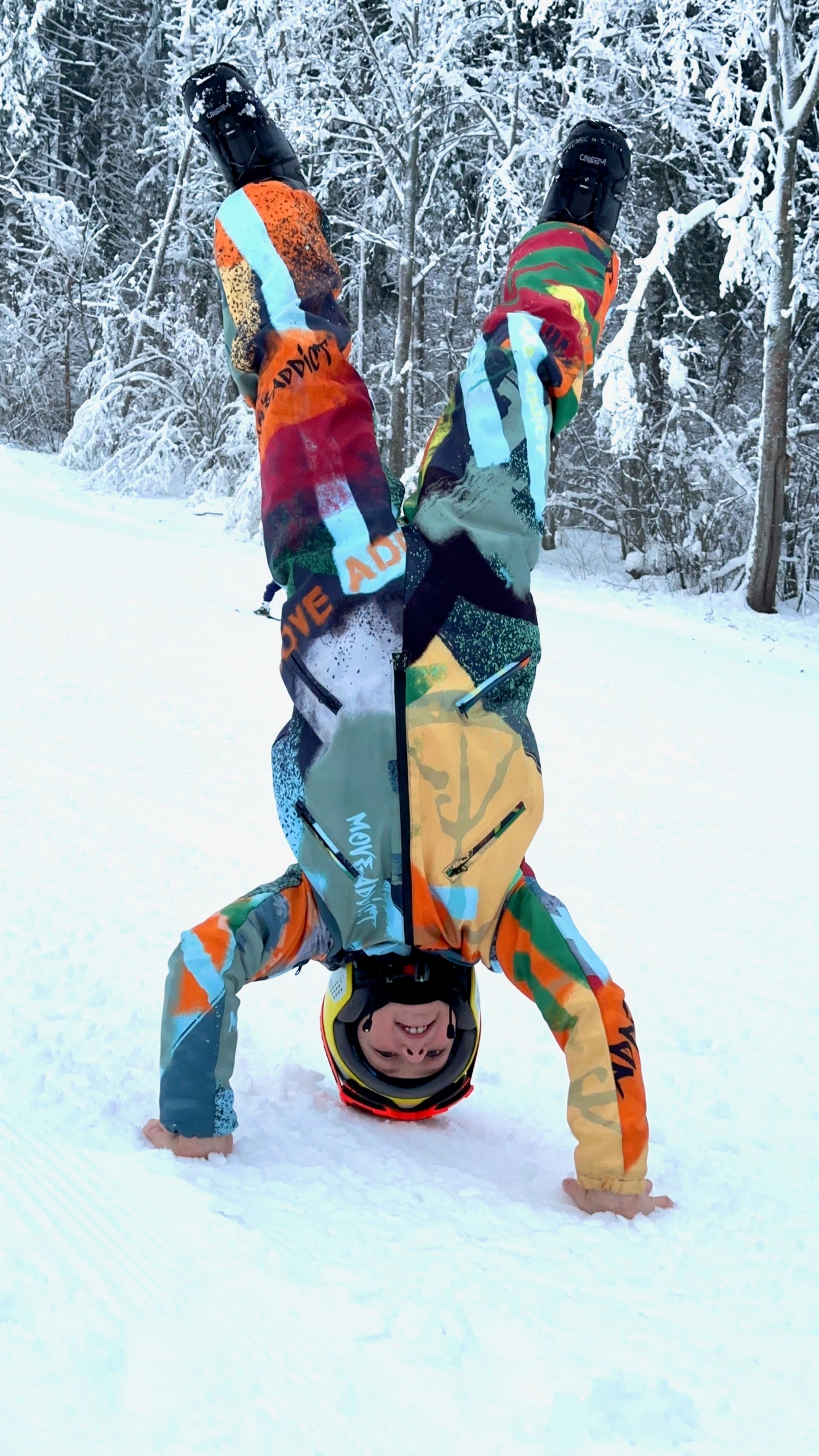 Bērnu ziemas kombinezona noma. Zaļi oranža apdruka. Piemērots augumam 152 cm.