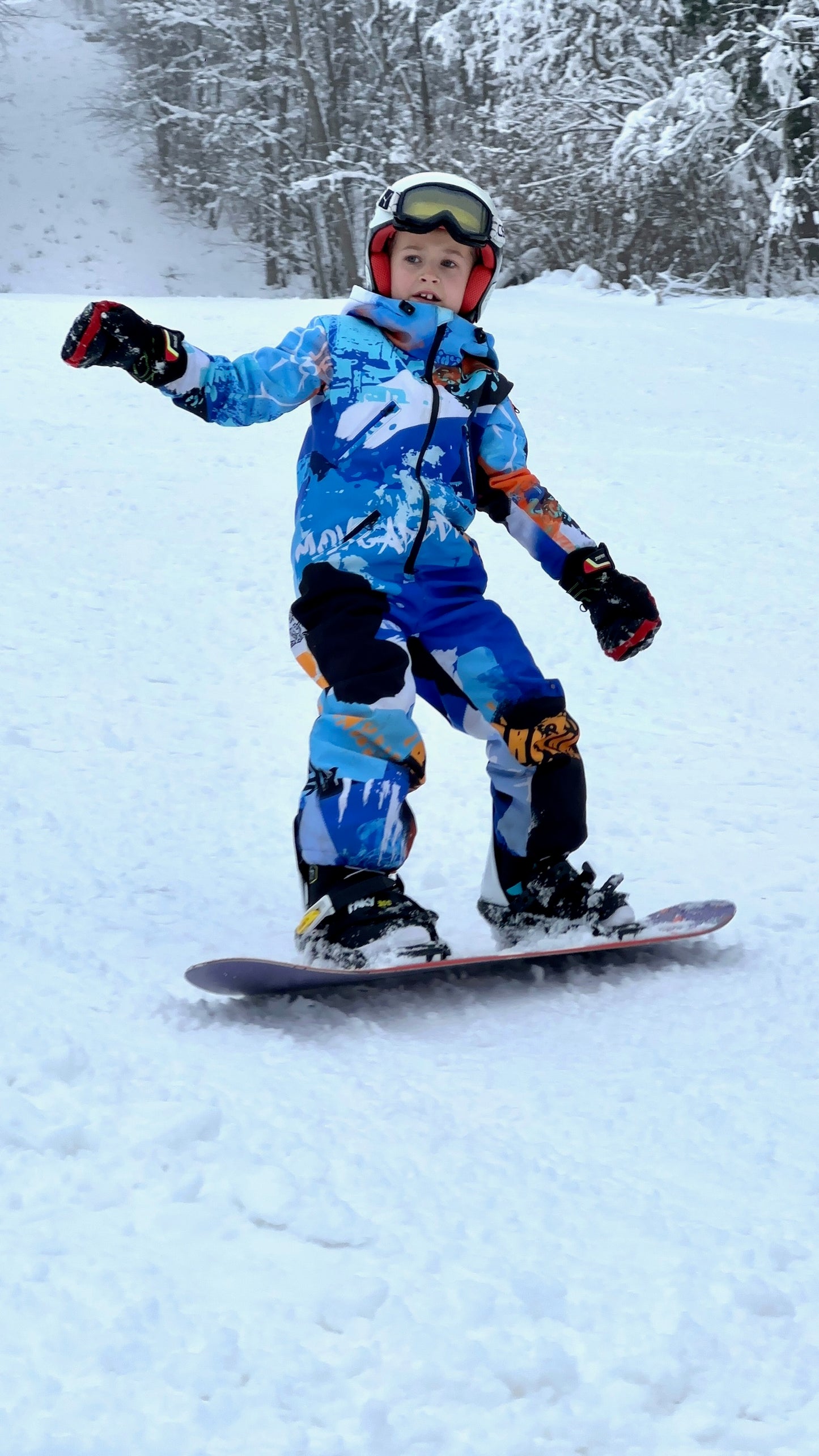 Bērnu ziemas kombinezona noma. Zili oranža apdruka. Piemērots augumam 164 cm