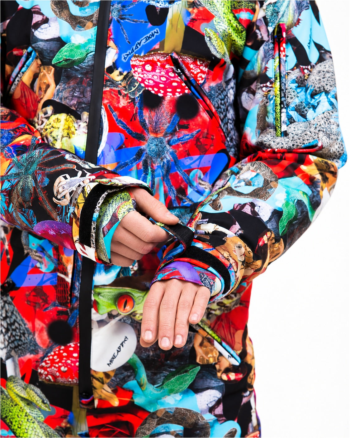 Sleeve cuff with thumbhole glove on MoveAddict Mind Jungle print men's snowsuit