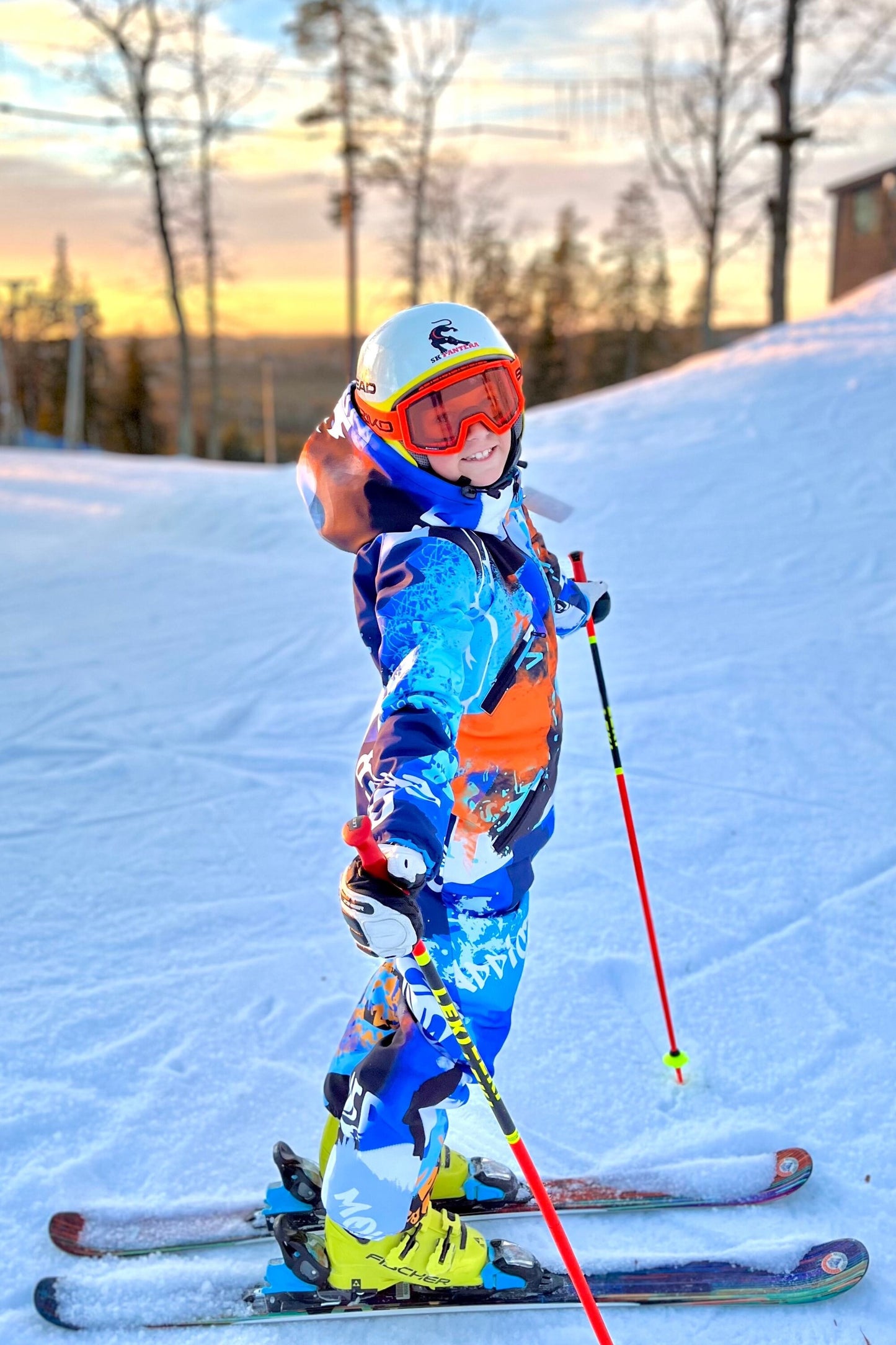 Bērnu ziemas kombinezona noma. Zili oranža apdruka. Piemērots augumam 164 cm