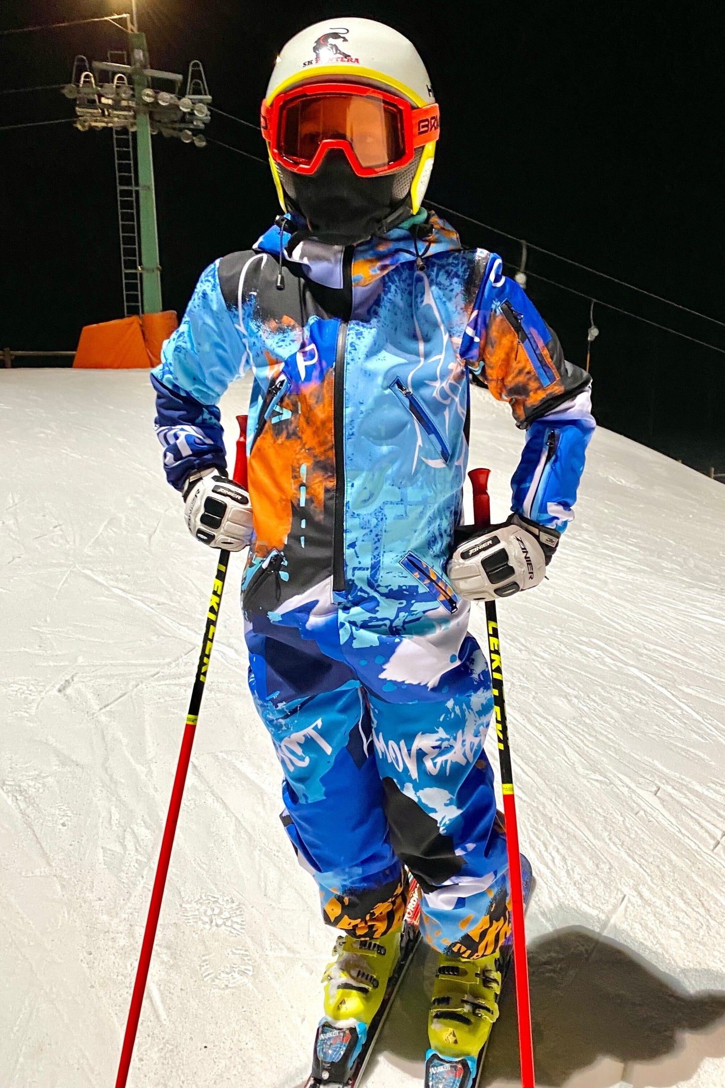 Bērnu ziemas kombinezona noma. Zili oranža apdruka. Piemērots augumam 164 cm