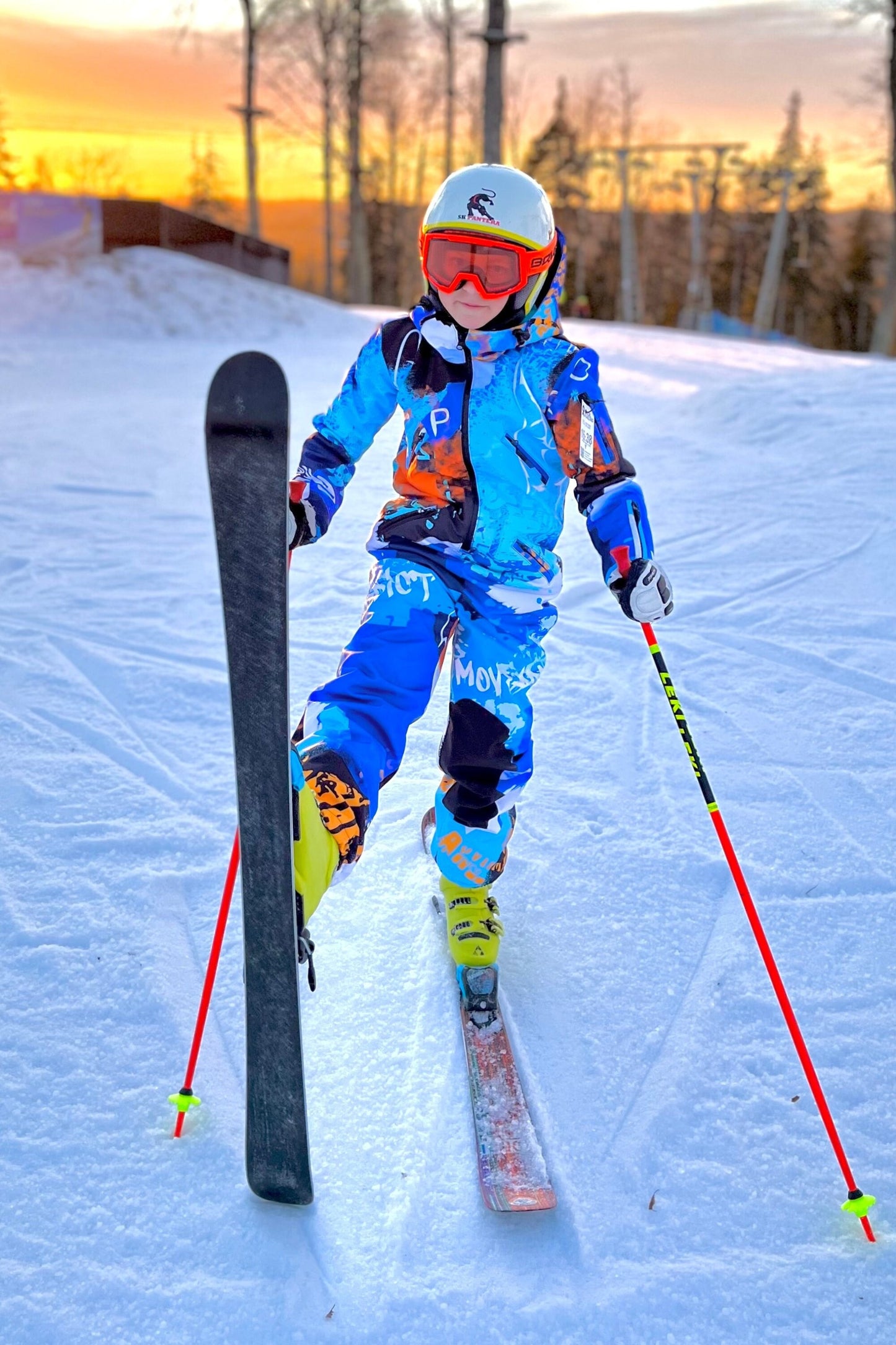 Bērnu ziemas kombinezona noma. Zili oranža apdruka. Piemērots augumam 164 cm