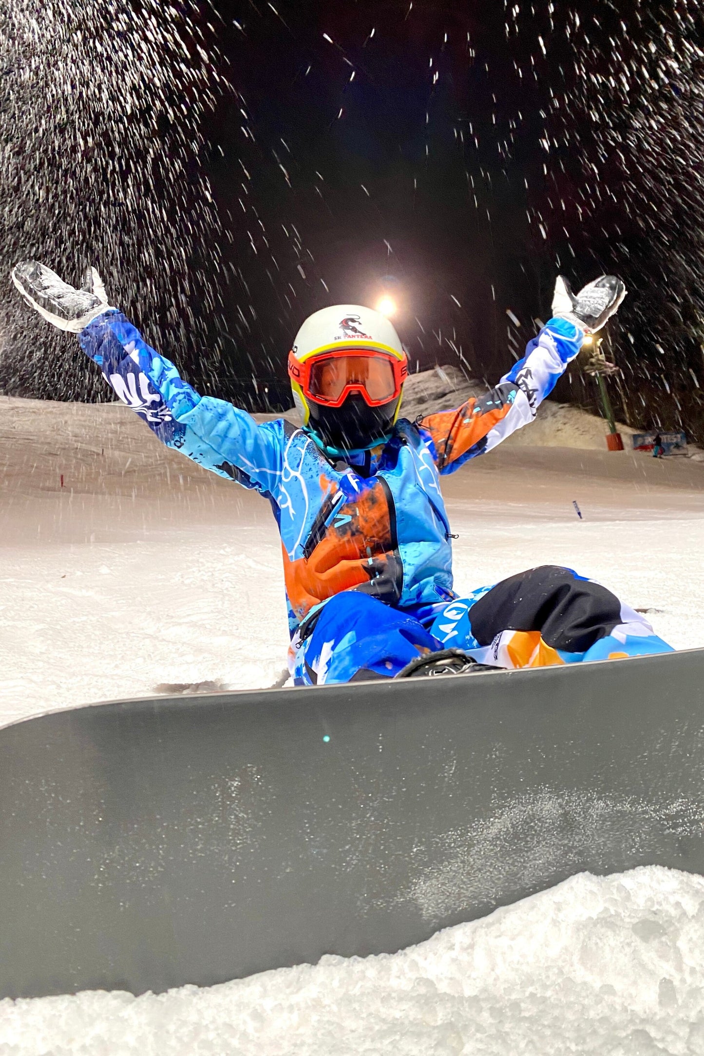 Bērnu ziemas kombinezona noma. Zili oranža apdruka. Piemērots augumam 164 cm