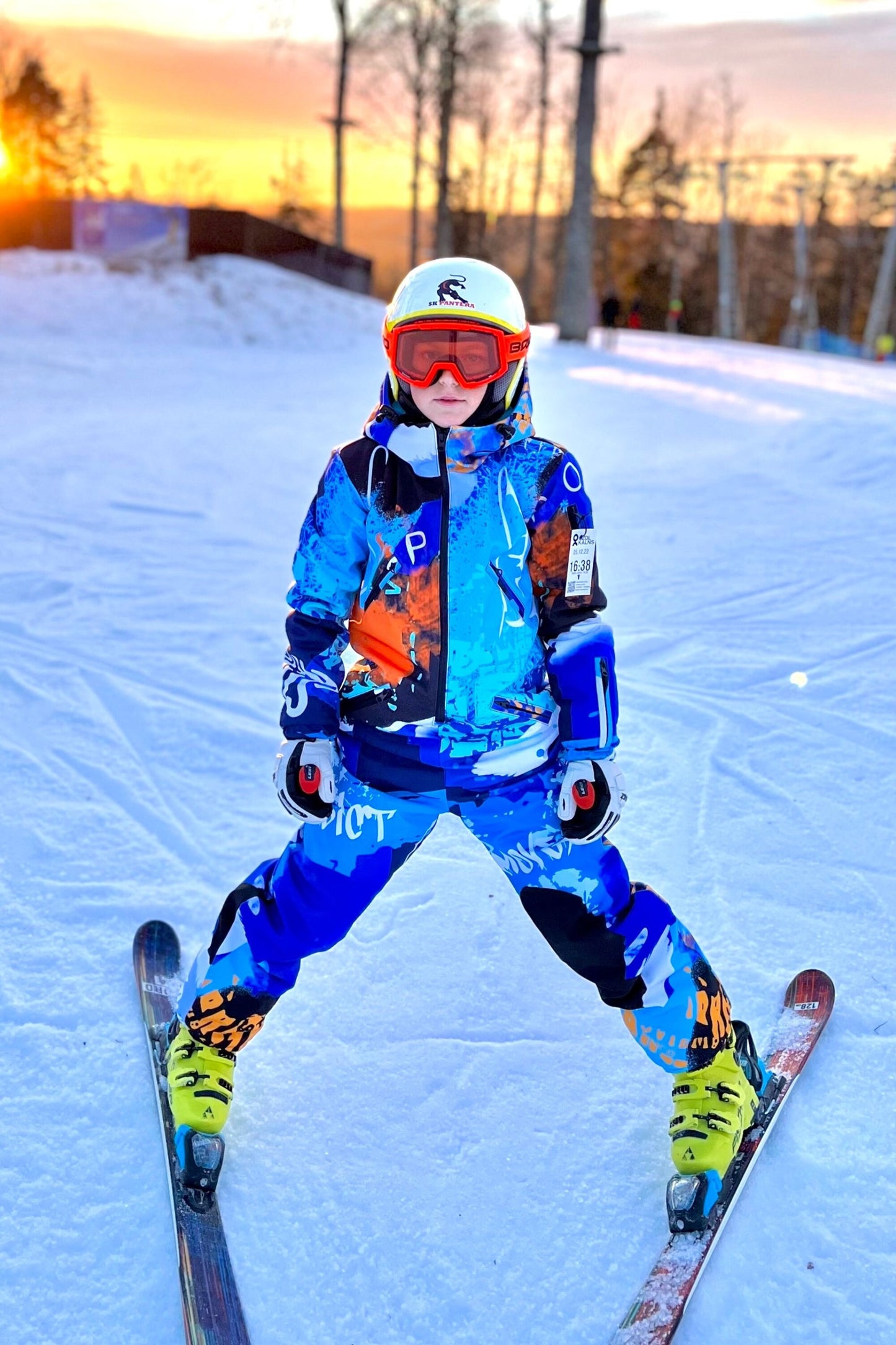 Bērnu ziemas kombinezona noma. Zili oranža apdruka. Piemērots augumam 164 cm