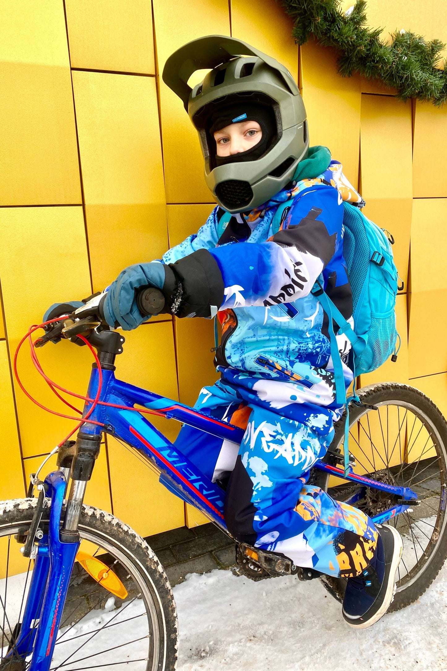 Bērnu ziemas kombinezona noma. Zili oranža apdruka. Piemērots augumam 164 cm