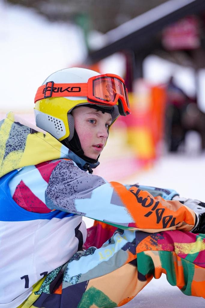 Bērnu ziemas kombinezona noma. Zaļi oranža apdruka. Piemērots augumam 152 cm.